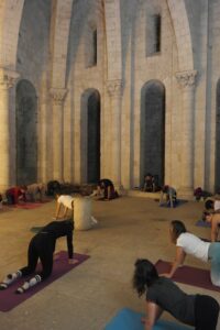 Groupe de personnes faisant des exercices doux dans la chapelle haute de l'église